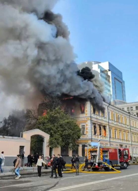 Влучання по будівлі Національної академії наук