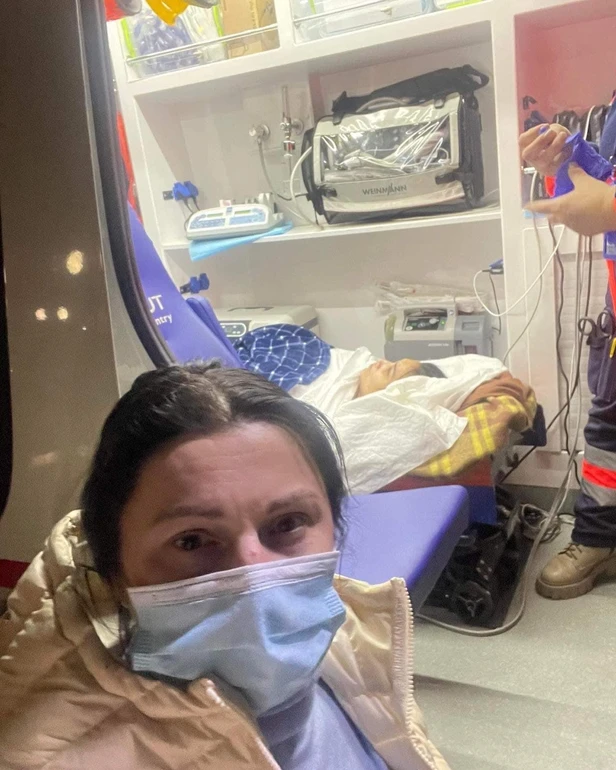 жінка біля швидкої