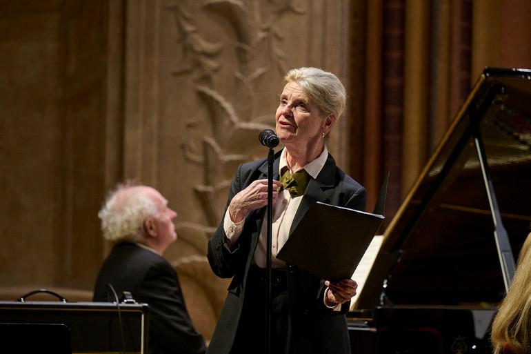 Celan's poetry was read by the famous Swedish actress Wall Ecublet, which was starred in Ingmar Bergman's cult films.