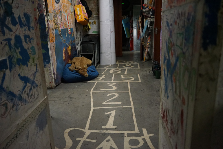 Усі кімнати у студії поєднані дитячою грою Класики