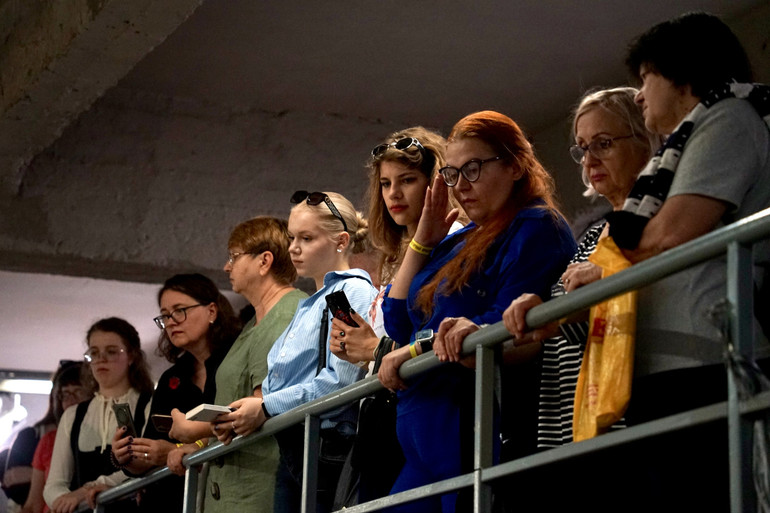 Харківська публіка слухає Сергій Жадана