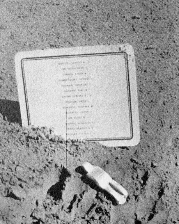 Hoydonk's work and a memorial plaque on the Moon