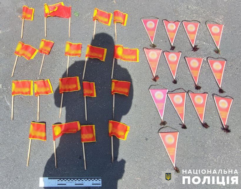 У Києві поліція затримала чоловіка, який розвішав прапорці з радянською символікою на території гімназії