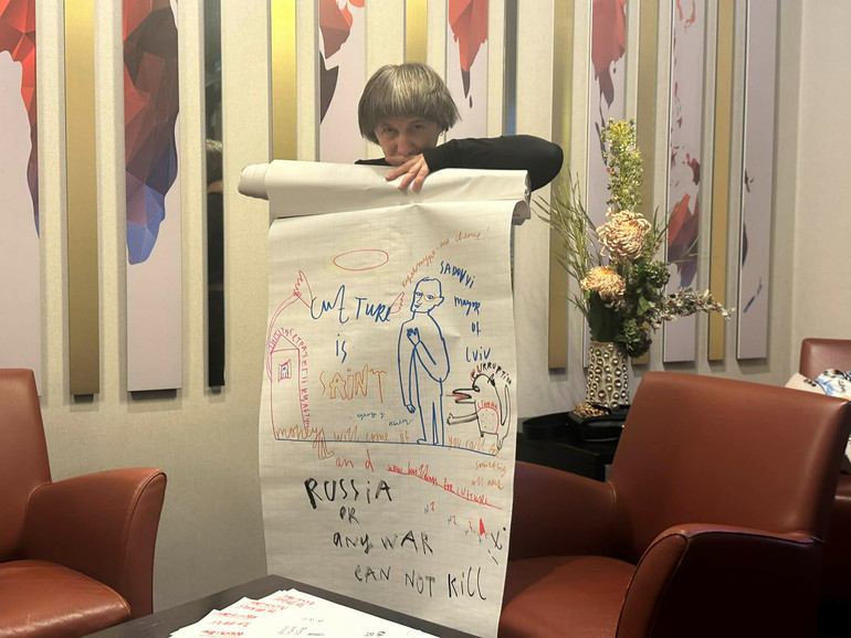 Алевтина Кахідзе показує один із малюнків, що його зробила під час пітчингу