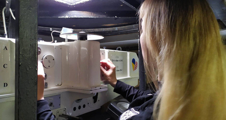 Процес вимірювання рівня озону в атмосфері на станції Академік Вернадський