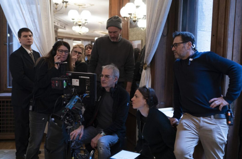 Режисерська команда на чолі з Олів'є Ассаясом