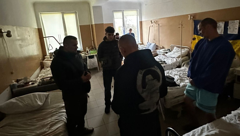 Нині жінка разом з чоловіком відвідує поранених у шпиталях, і поки Михайло працює з хлопцями, розмовляє з ними, Майя бере на себе роль помічниці