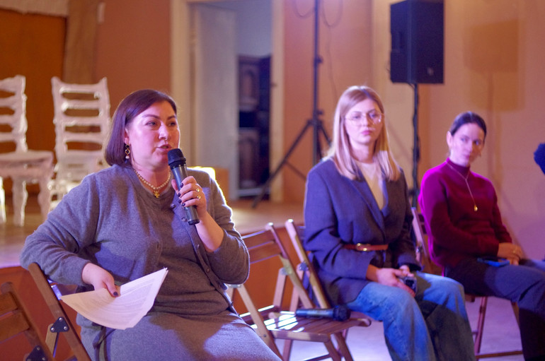 Модераторка дискусії культурна критикиня Анастасія Платонова