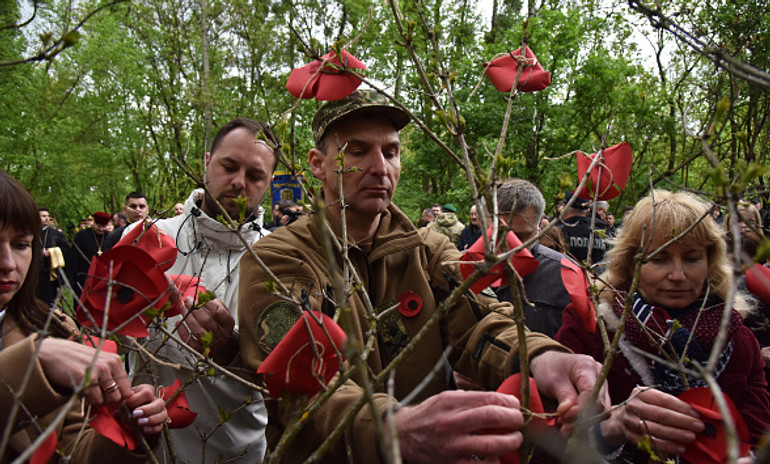 Українці вішають на дерево червоні маки на день памʼяті та примирення
