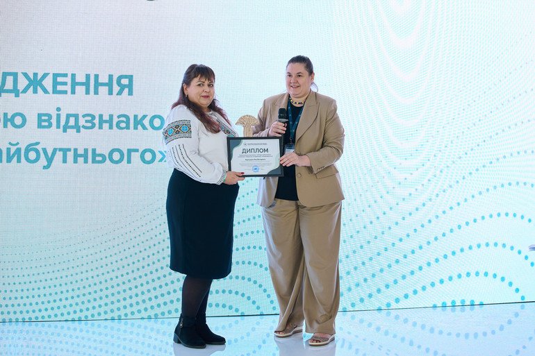 Яна Бурлуцька, голова Ради ВПО при виконкомі Вознесенської міськради (зліва) і Валерія Вершиніна, виконавча директорка БФ Стабілізейшен Суппорт Сервісез (справа)