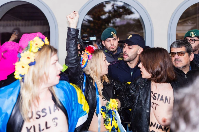 Протести Pussy Riot перед павільйоном Росії