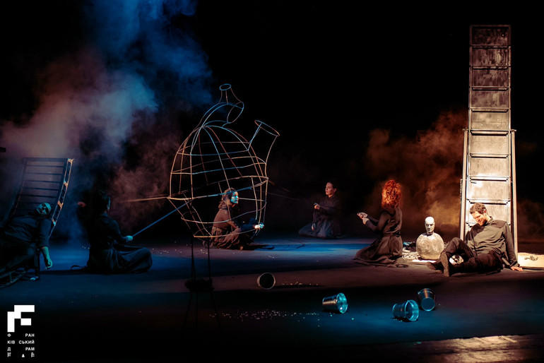 The action takes place in an amphitheater erected on the main scene