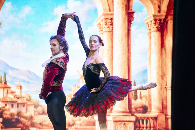 У фіналі Гала Катя та Данііл, разом з артистами балету Схід Opera виконали гранд па із балету Дон Кіхот