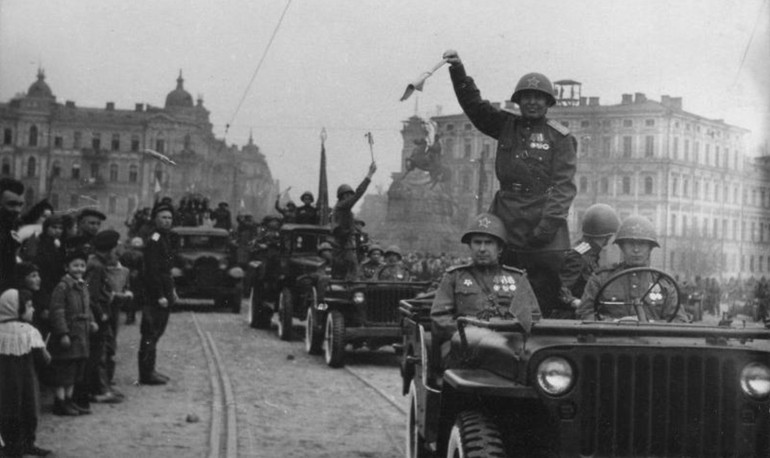 Радянські солдати на День перемоги у Києві в 1945 році