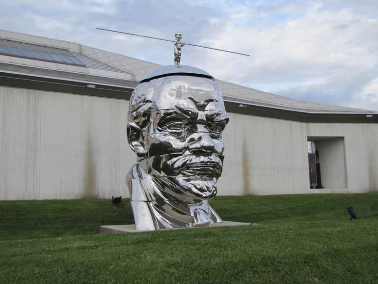 Скульптура Miss Mao