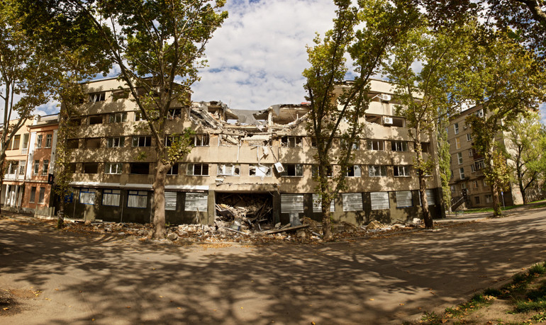 Правило двох стін не гарантує безпеки, оскільки матеріал і товщина стін критично впливають на їхню міцність
