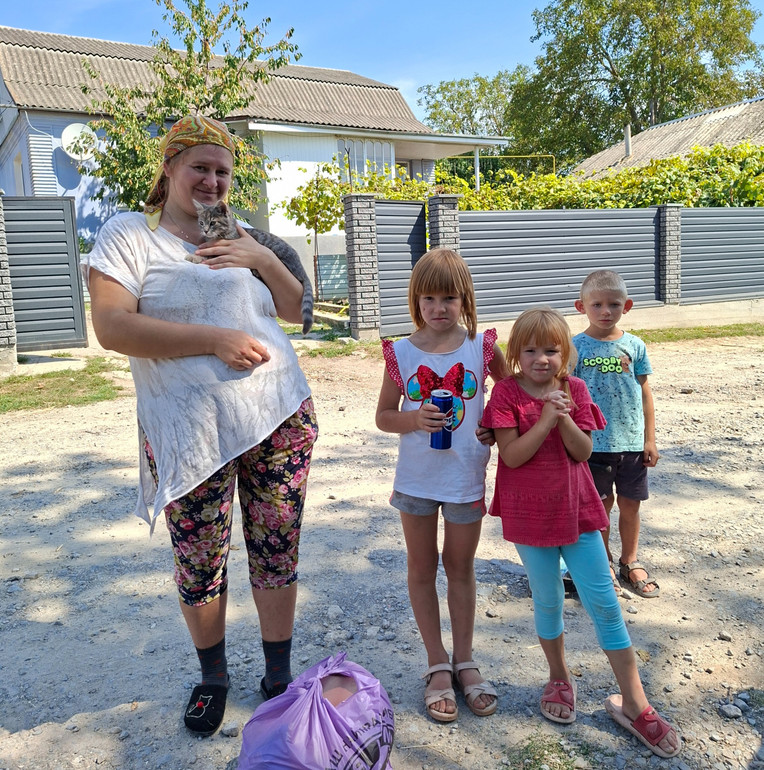 Оксана Фурман з дітьми. Якщо закриють школу, то її молодша дитина не зможе відвідувати садочок