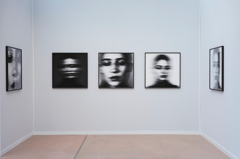 Крісті Коронадо створила агента зі штучним інтелектом Sollienne, яка згенерувала серію чорно-білих портретів Genesis