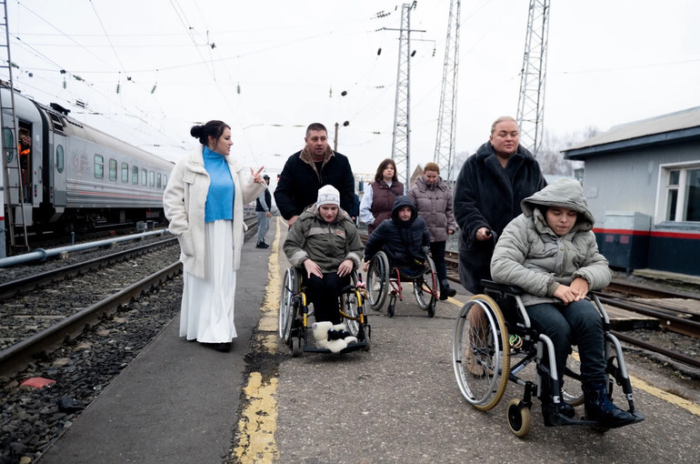 Саша Данильчук та три інших молоді дівчини з Олешок на пероні у Пензі з Софією Львовою-Бєловою, листопад 2023 року