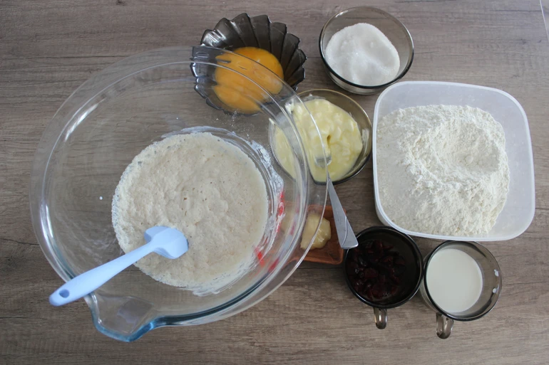 На фото інгредієнти з уже приготованою опарою. Така організація продуктів спрощує приготування.