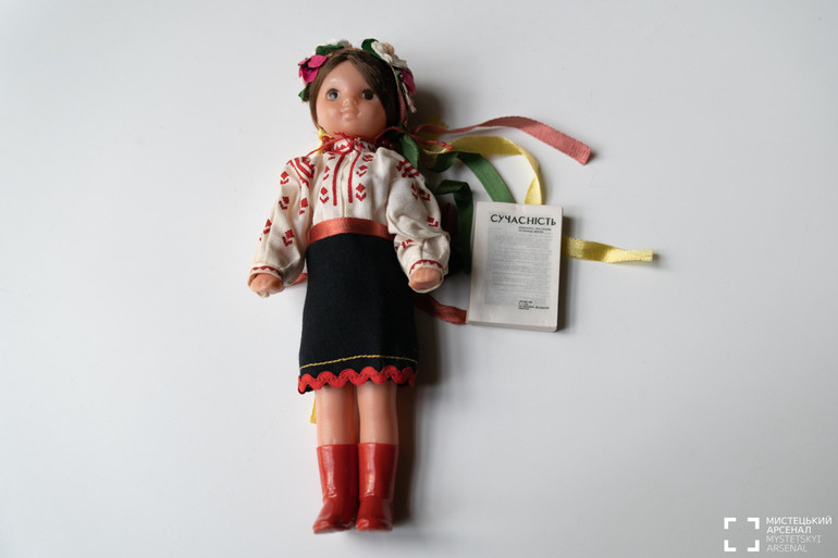 Лялька-контейнер яку використовували для переправлення матеріалів за кордон та мініатюрний примірник мюнхенкського часопису “Сучасність” для нелегального розповсюдження. 1977