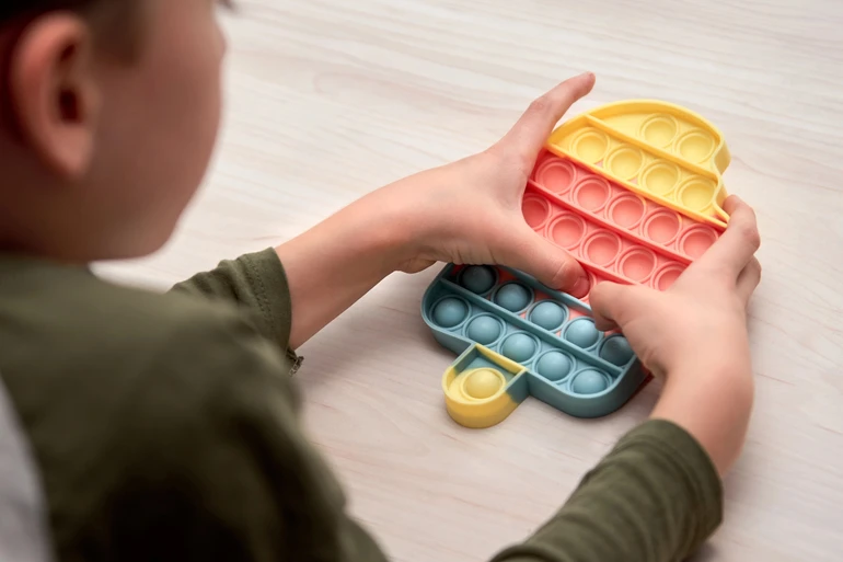 Серед популярних іграшок поп-іт, слайм, спінер та інші