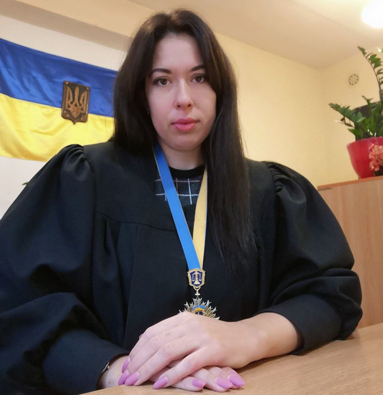 Ольга Конопленко, яка поєднує материнство з роботою у Дружківському міському суді Донецької області.