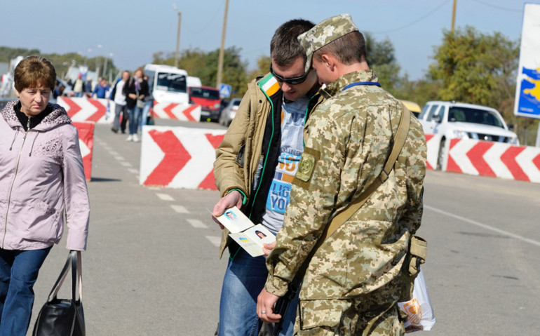 Усім чоловікам призовного віку для виїзду за кордон потрібно показати військово-обліковий документ