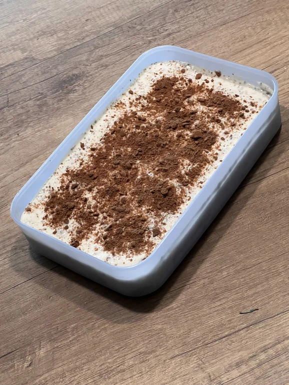 Ось так виглядає готовий десерт. Мені подобається робити його саме в цій формі: вона невисока, широка і має щільну кришку. Якщо важлива подача, гарно буде зробити у скляній формі.