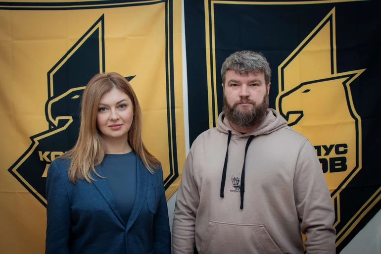 Анастасія Образцова, виконавча директорка УКФ, та Святослав Калина Паламар, підполковник та заступник командира 1-го Корпусу НГУ Азов по роботі з особовим складом під час підписання меморандуму