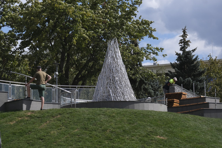 У сквері змонтували світильники, встановили штучне багаття та лавочки