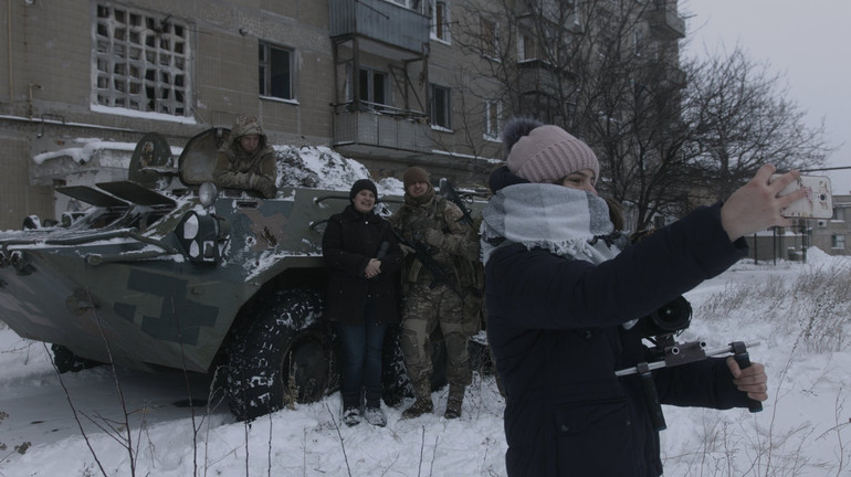 Кадр з фільму Земля блакитна, ніби апельсин Ірини Цілик