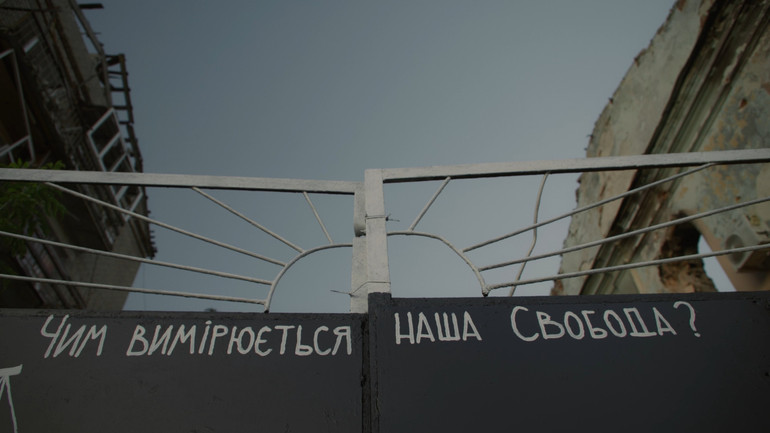 Фільм дає настільки багато візуальної та текстової інформації, що глядачеві цілком можливо було б написати серію книг вражень