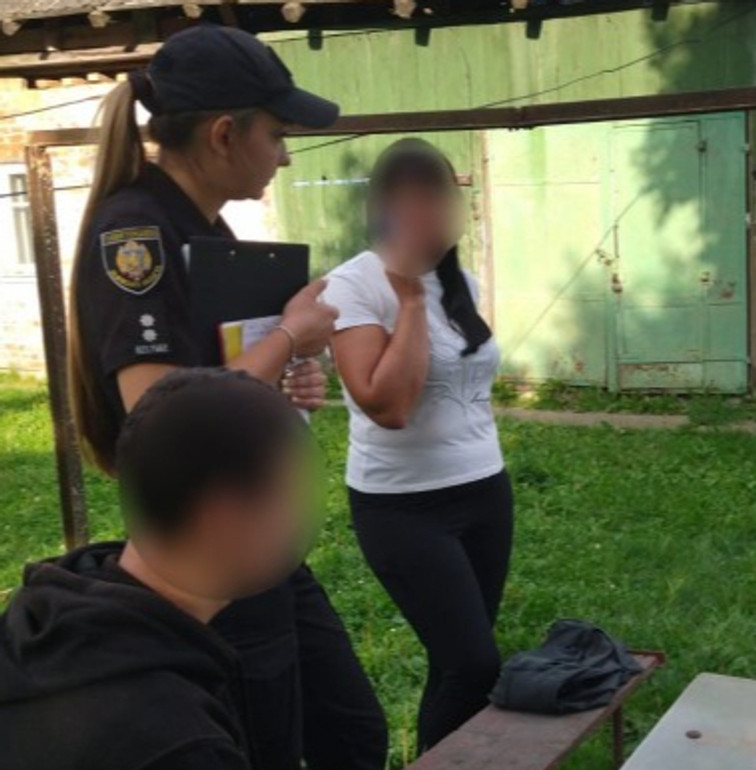 Поліціянти спілкуються з підлітками