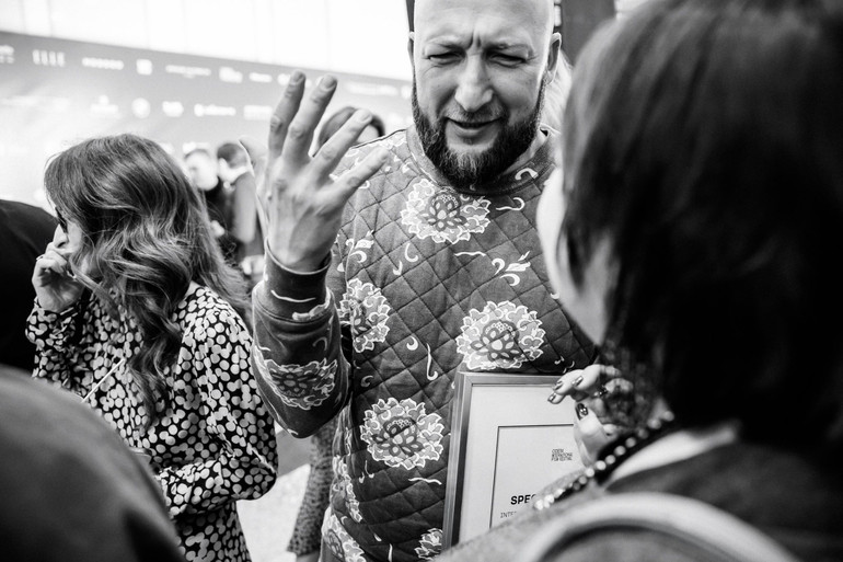 Виконавець головної ролі у фільмі Ти - космос! Володимир Кравчук на церемонії закриття 16-го ОМКФ