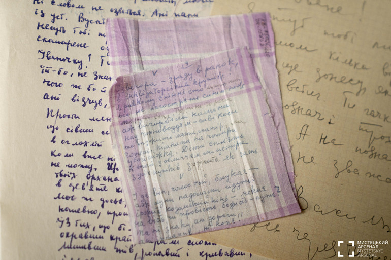 Клаптики носовичка з віршами Василя Стуса були зашиті в спідницю і вивезені за кордон Раїсою Мороз. Згодом ці тексти були включені до книги «Палімпсести» виданої у Нью-Йорку 1986 року