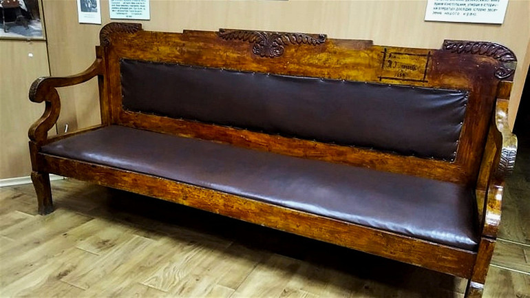 Канапа з будинку Лазаревських з надписом про Тараса Шевченка