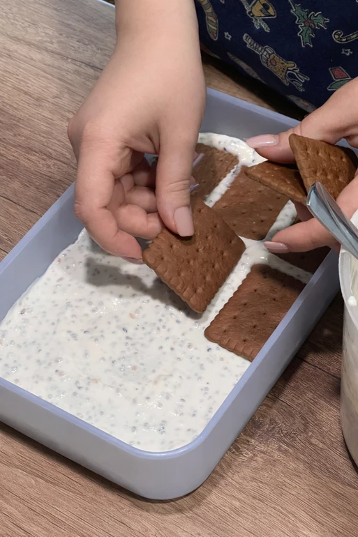 На фото викладаю печиво шарами, але якщо його просто поламати, буде також дуже смачно.