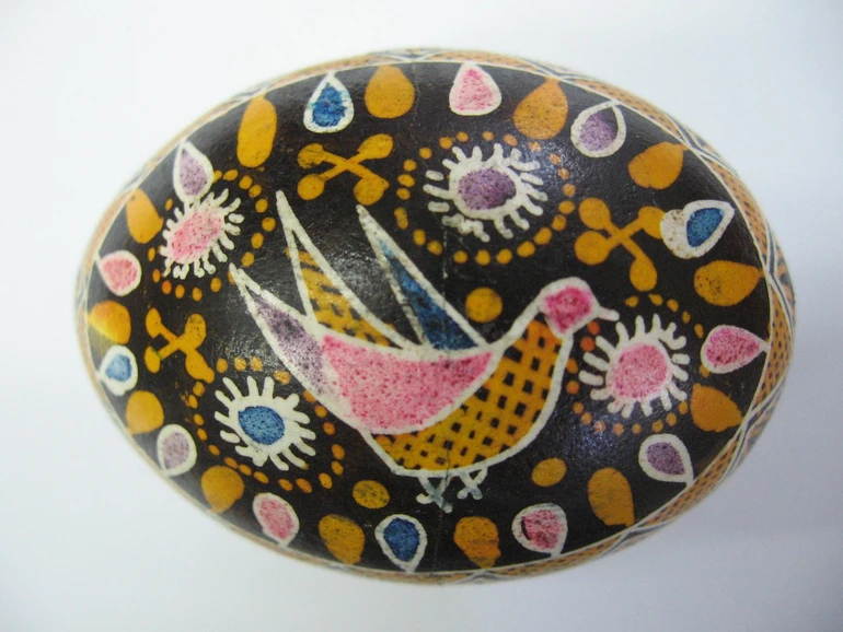 Писанка з пташкою, сонцями, крапочками тощо