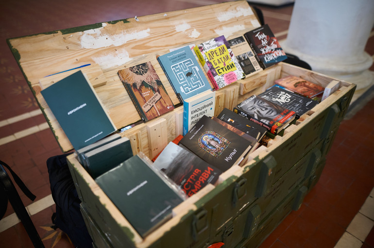 Доповнити колекцію можна будь-якими книжками. Пізніше ящик книжок відправиться військовим