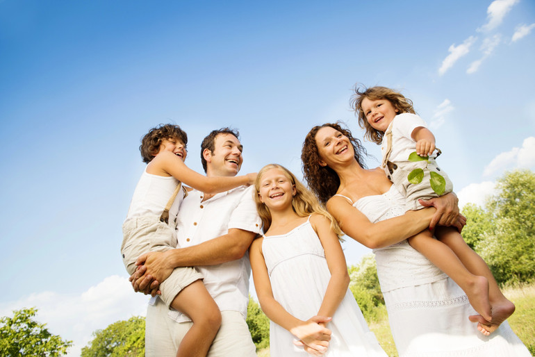 Манеру поведінки мимовільно нав’язують батьки – через виховання, типові фрази, наділення якимись “дорослими” повноваженнями у побуті чи, навпаки, поблажливим ставленням