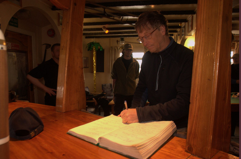 Білл Гейтс залишив запис у Книзі гостей Вернадського