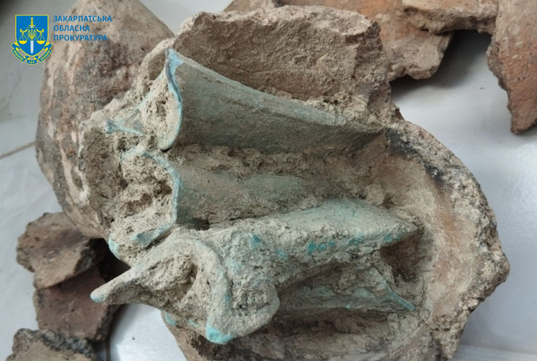 Чотири бронзові сокири намагались продати на аукціоні