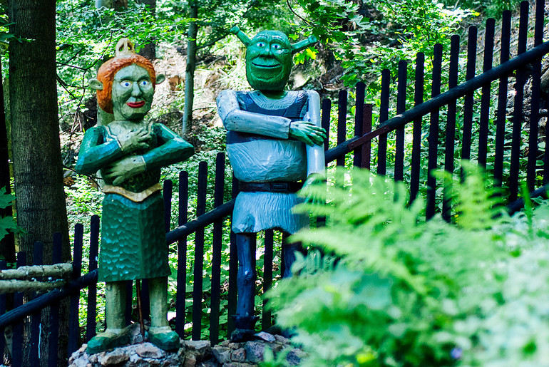 Тут просто неба зібрана унікальна колекція дерев'яних скульптур, що оживляють світ казок та їхніх персонажів