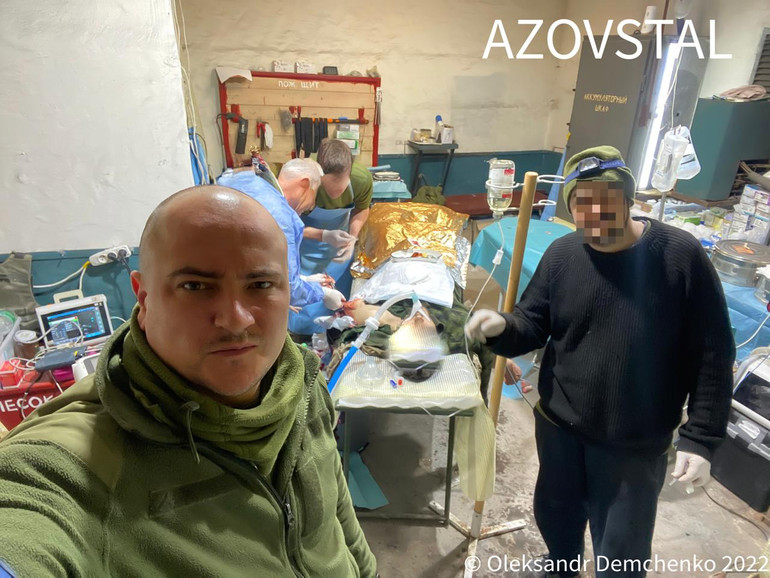 “Починати потрібно з себе”, — переконаний лікар, який дивився смерті в очі й повернувся, щоб рятувати інших