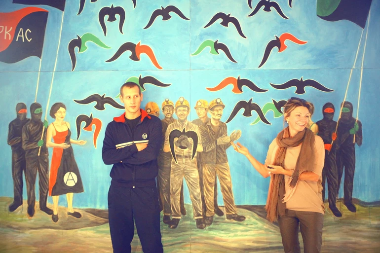 Давид Чичкан та Любов Михайлова на тлі роботи “Донецький ренесанс”. Відкритті виставки “IZOLYATSIA 2.0”, Донецьк, 2010