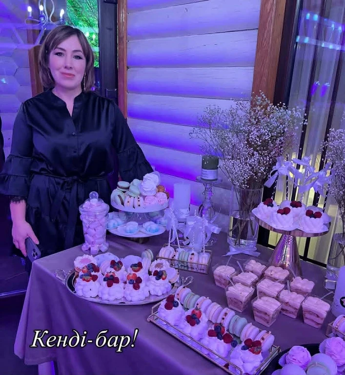 Жінка дуже любить ліпити, декорувати та придумувати до деталей кожне замовлення