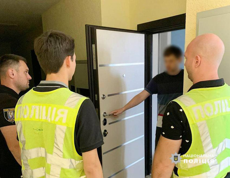 Поліція проводить обшуки