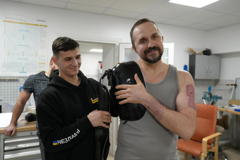 Любомир з пацієнтом, для якого виготовляв протез