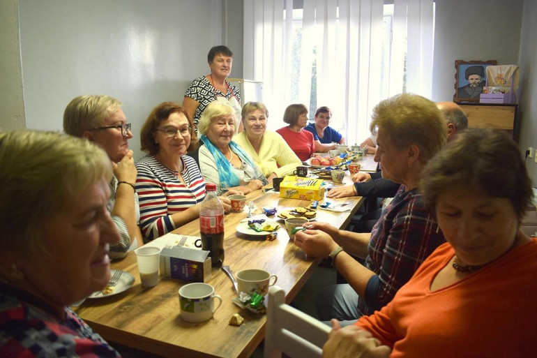 Спілкування в об'єднанні за інтересами Університету третього віку у Вараші